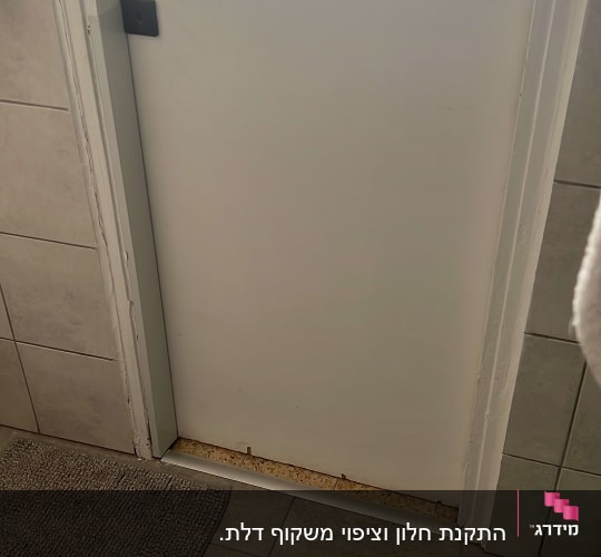דלת עם מסגרת אלומיניום וחלון זכוכית